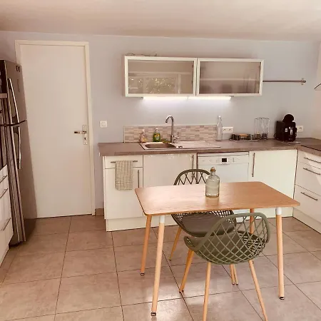 Independant Avec Jardin Et Acces Piscine