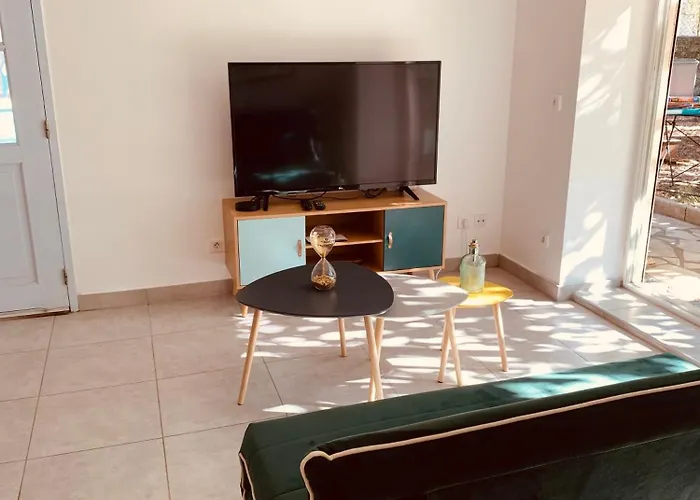 Independant Avec Jardin Et Acces Piscine Νιμ